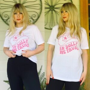 In Dolly We Trust • Graphic Tee Shirt in White & Pink - Dolly Parton - M/L